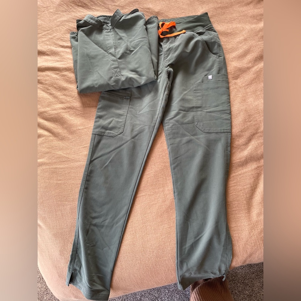 Figs spruce. XS Kade pants and XXS Rafaela top.